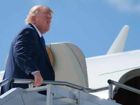 Трамп вели дека САД ќе го откажат нападот врз Иран доколку се постигне брз договор