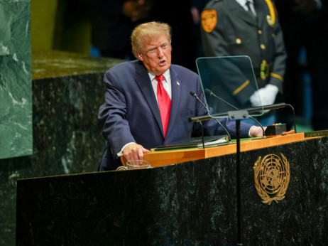 Трамп ги пофали новите преговори со Иран откако претходно се закани со целосно уништување