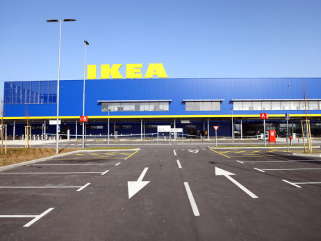 IKEA rabljeno pohištvo spreminja v posel, trgovci v Sloveniji pa ostajajo previdni